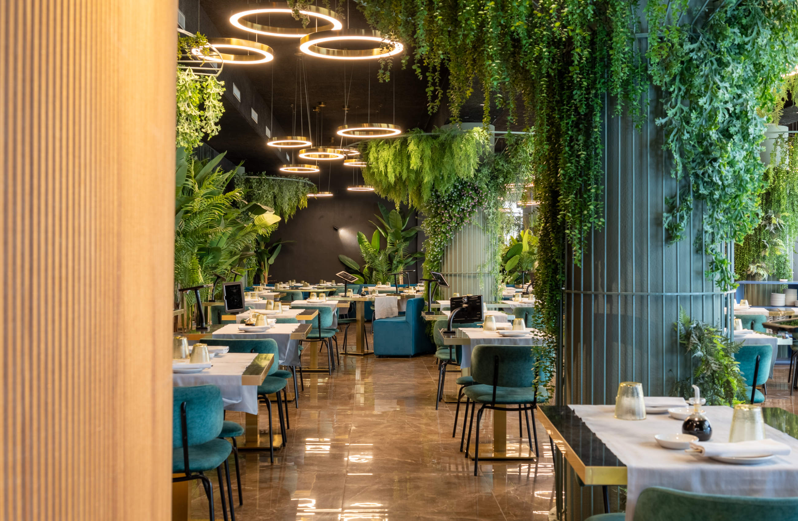 Interno di lusso contemporaneo con installazione monolitica di parete botanica stabilizzata